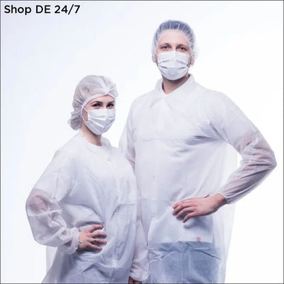 Weiße disposable chirurgische schutzkittel mit transparenten plastikhüllen und passenden haarnetzen für nitras soft protect medizinische gesichtsmasken weiß 3-lagig kaufen 500 stück