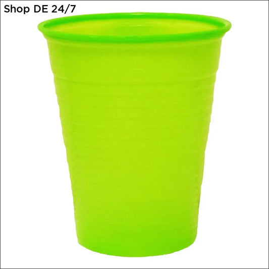 Ein heller limonengrüner nitras mundspülbecher aus plastik mit leicht ausgestelltem rand und vertikalen rillen für frischer hauch hygiene