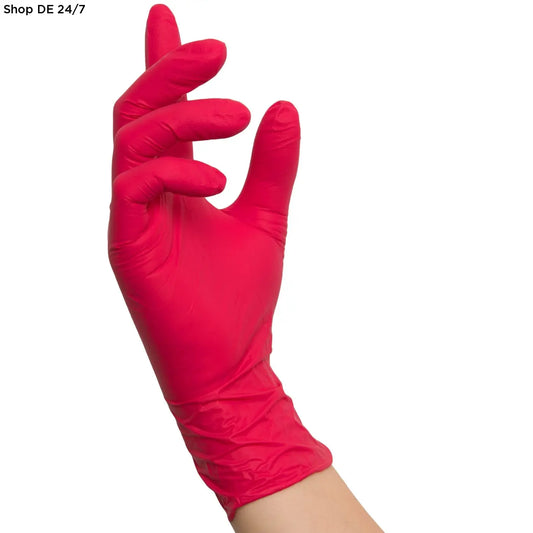 Ein hand mit nitras red wave nitril-einmalhandschuhen in intensivem rot mit mikrogeraute fingerspitzen