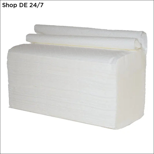 Ein stapel papierhandtücher 2-lagig weiß mit weicher textur und farbigen einmalhandschuhen für zuverlässigen schutz in deutscher qualität