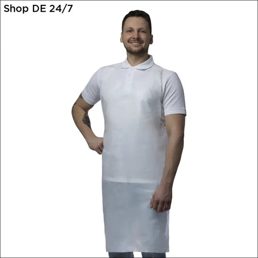 Weißes kurzärmliges polohemd mit kragen und knopfleiste für nitras pe-schürzen in professionellen umgebungen