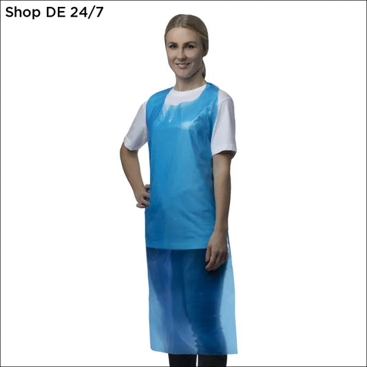 Blaue nitras pe-schürze aus plastik mit 30μ für professionellen umgebungen bietet zuverlässigen schutz über weißem t-shirt