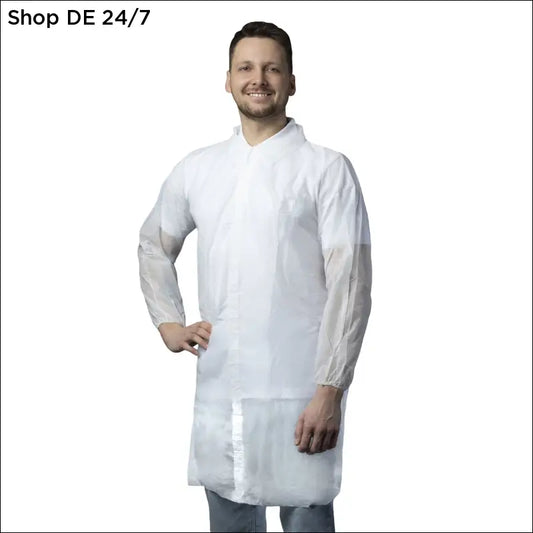 Weißes disposable labormantel aus hochwertigem material nitras pp-besuchermantel für hygienische anforderungen in 50 stück