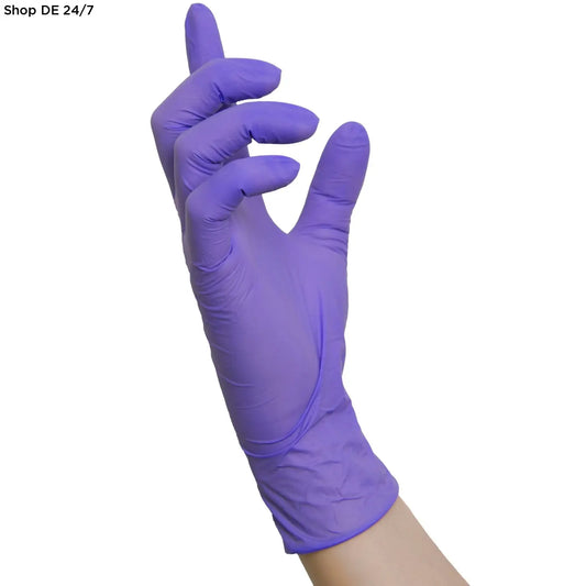 Eine hand trägt einen lila nitril-einmalhandschuh von nitras purple wave mit hoher elastizität und zuverlässigem schutz