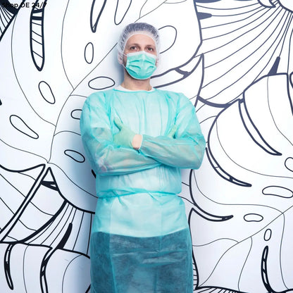 Teal chirurgischer kittel mit langen ärmeln und vorderöffnung kombiniert mit nitras soft protect medizinische gesichtsmaske und effektive filtration