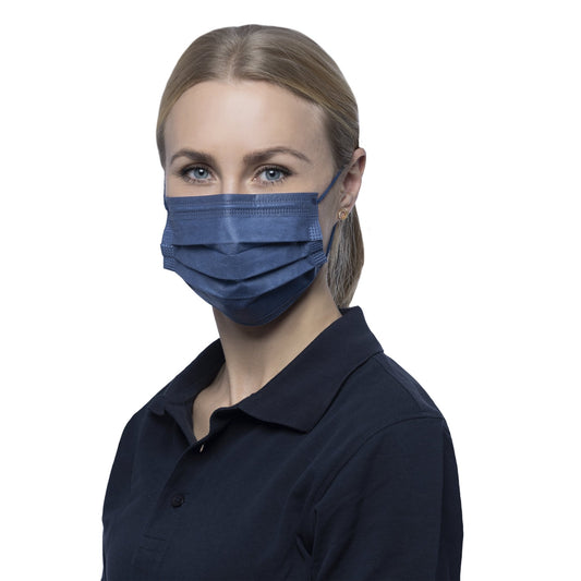SOFT PROTECT PLUS 4 Lagig Marienblau: Elegante medizinische Gesichtsmaske 500 Stück - Shop DE 24/7NITRAS500 StückFrau mit SOFT PROTECT PLUS Gesichtsmaske – medizinische 4 - lagige Maske in Marineblau (50 Stück pro Box)