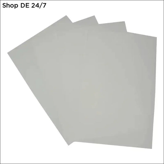 Graue rechteckige filterpapiere in hochwertiger qualität und optimaler größe für idealen schutz des instrumententischs