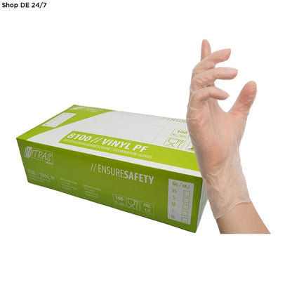 Ein transparenter nitras vinyl pf puderfreier handschuh auf einer hand mit der packaging box 8100 vinyl pf im hintergrund