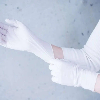 Weiße nitril-einmalhandschuhe nitras white wave mit mikrogerauter fingerspitze für hohen tragekomfort